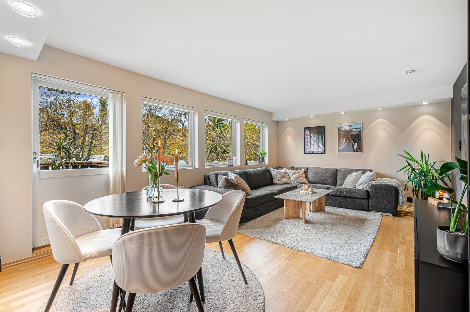 Fra stuen er det utgang til boligens flotte balkong. Galleribilde