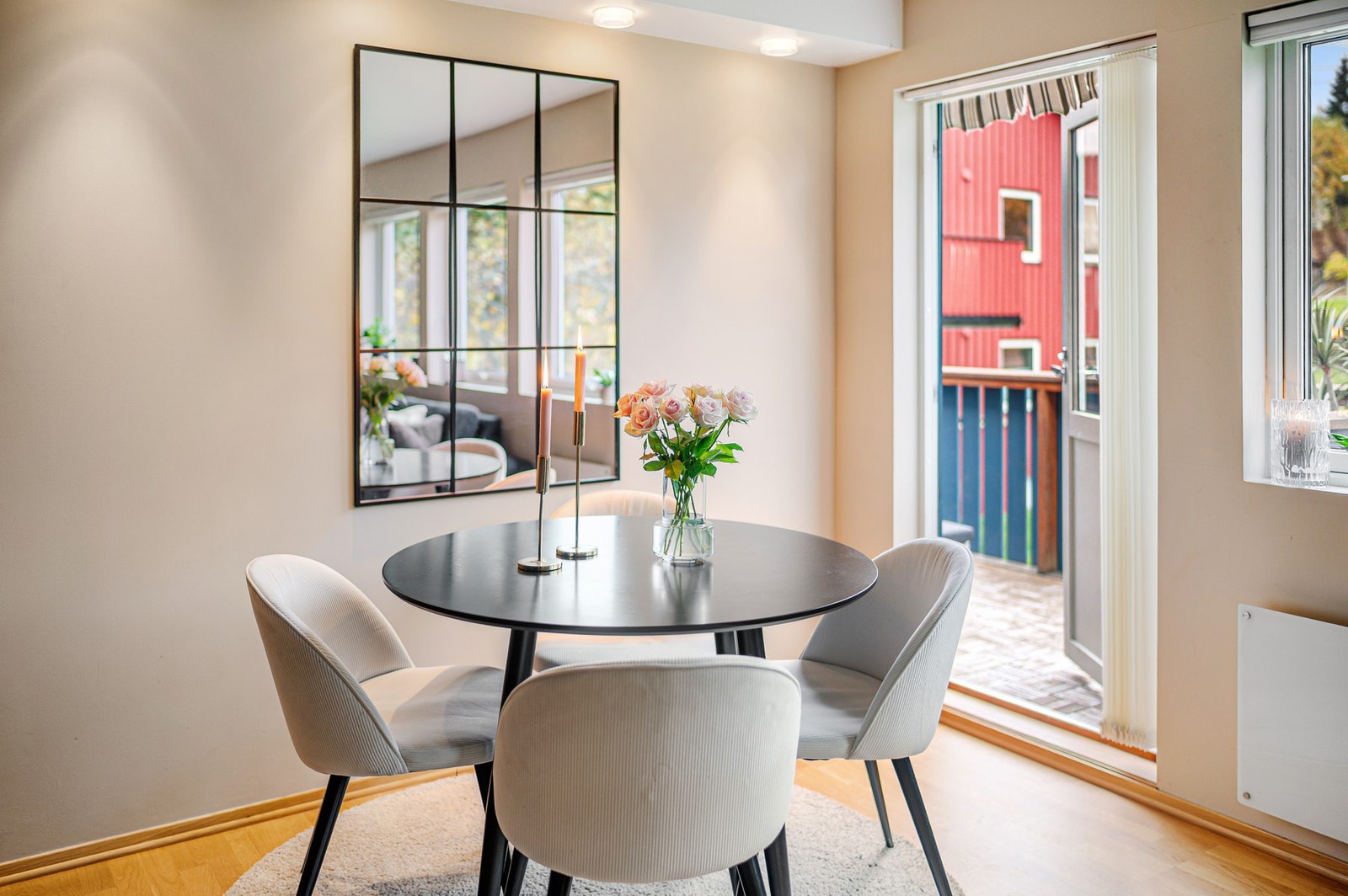 Mellom stue og kjøkken er det naturlig plassering for en spisegruppe. Galleribilde