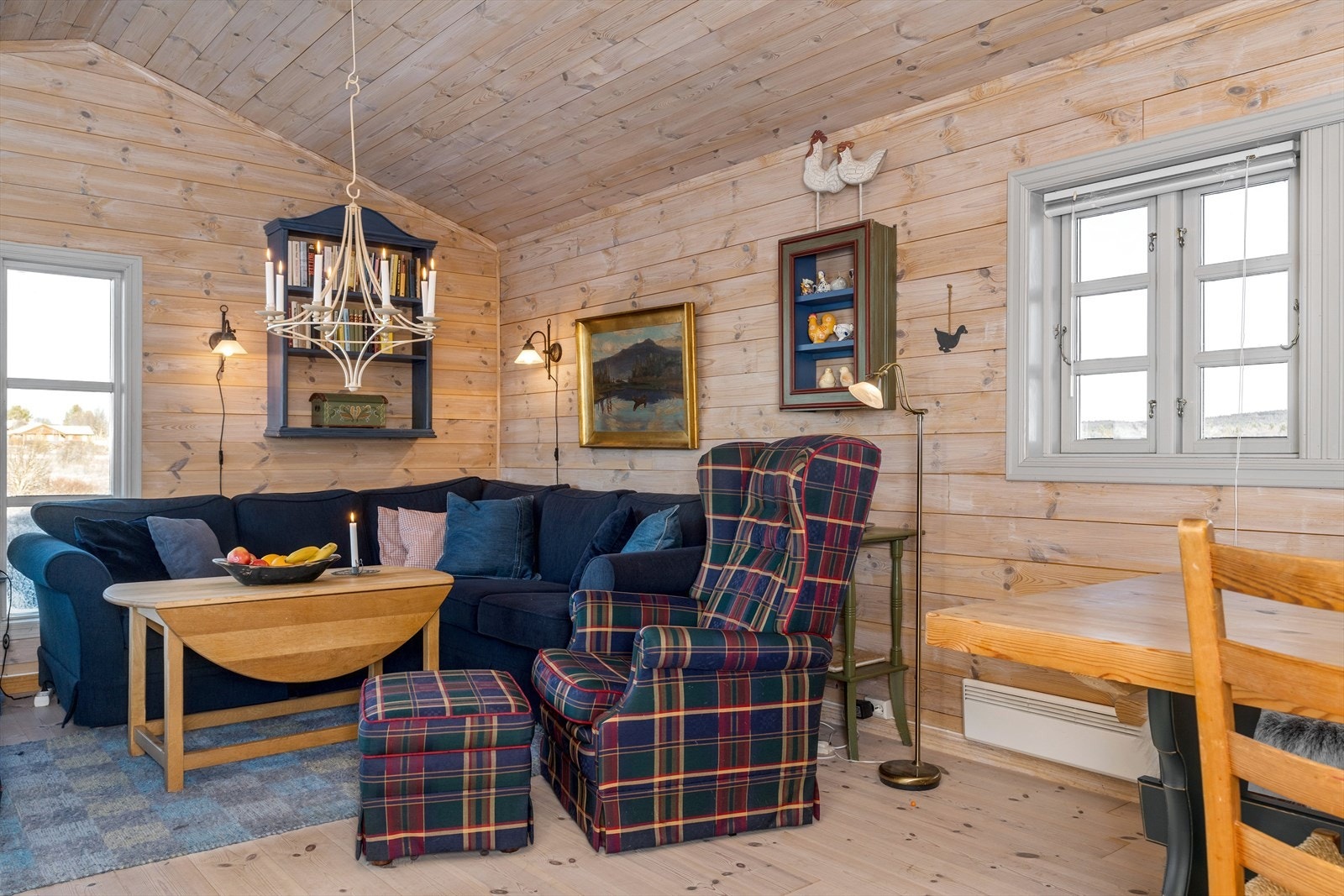 Hytta selges med møbler og innbo, bortsett fra noen personlige eiendeler. Galleribilde