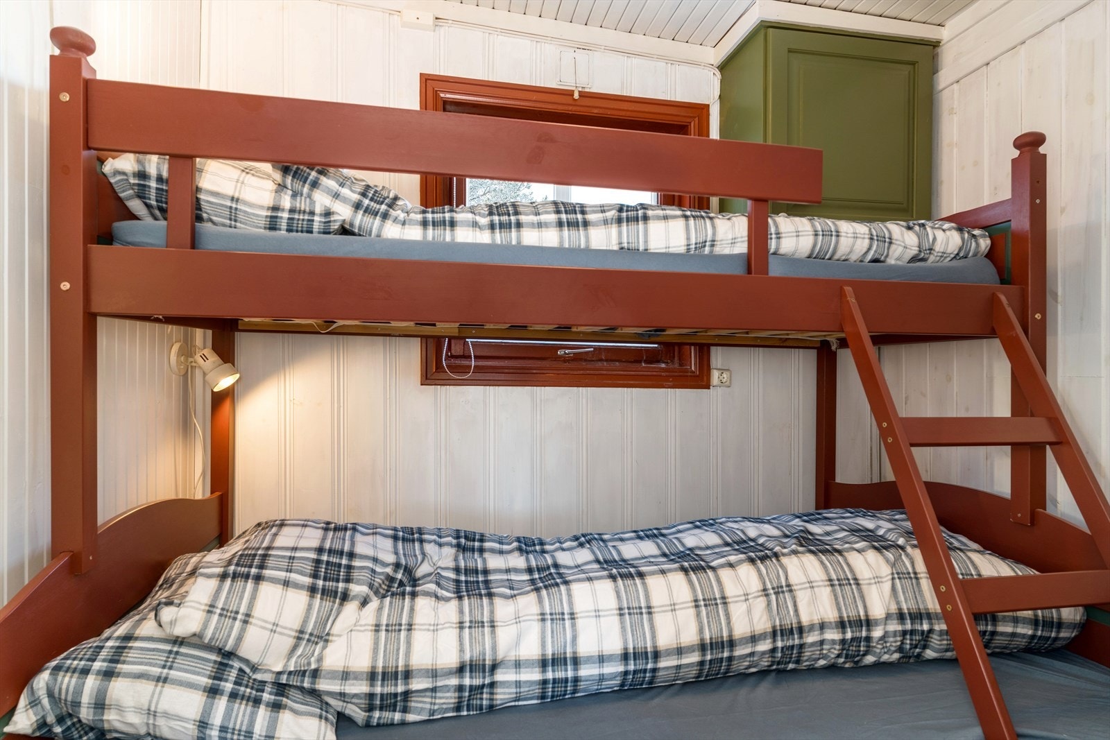 Hytta har to soverom, dette er innredet med familiekøyeseng. Galleribilde