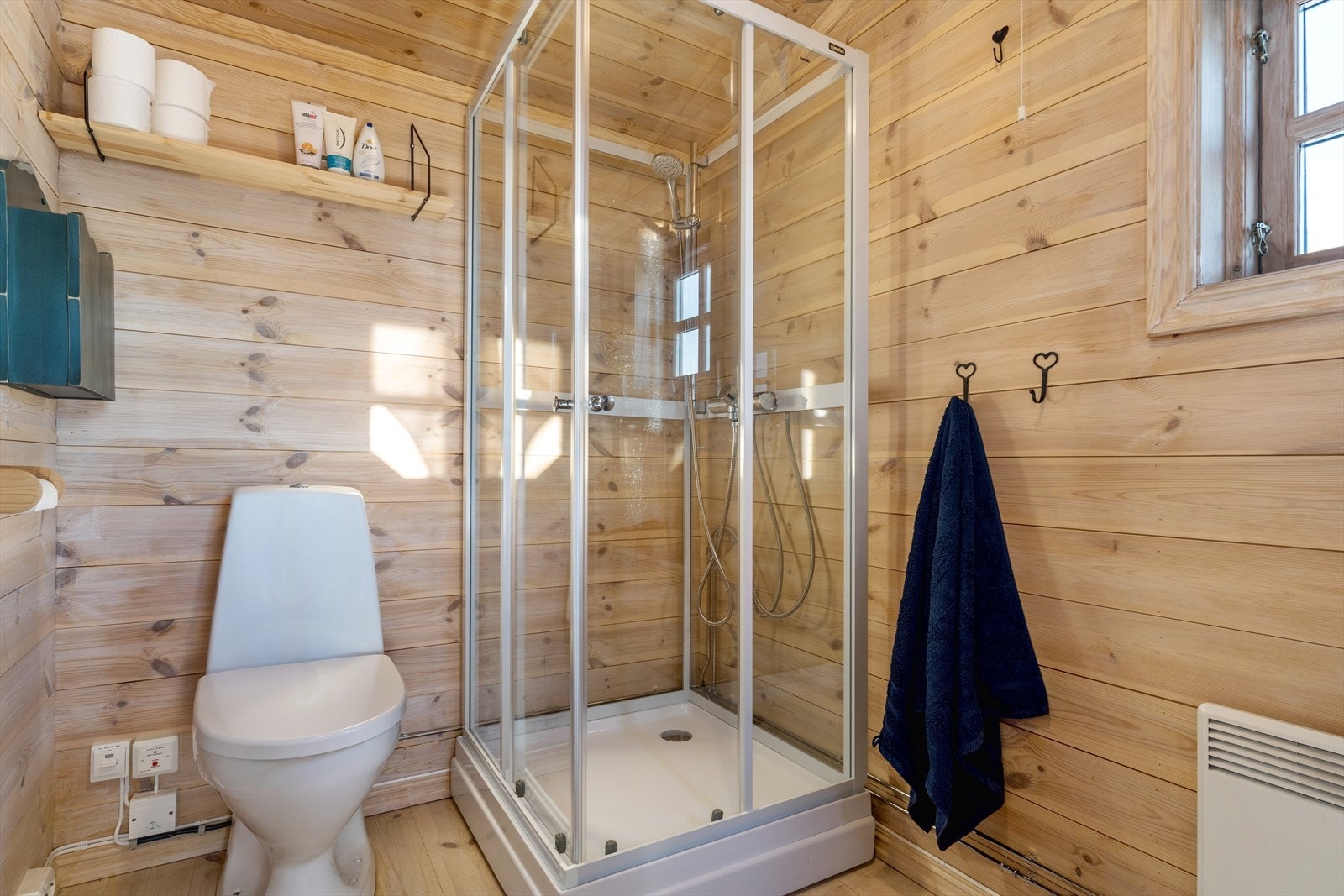 Hyttebad innredet med toalett, dusjkabinett, baderomsinnredning og varmtvannsbereder. Dette var nytt høsten 2025. Galleribilde