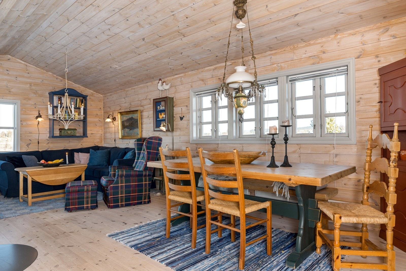 Stuen har god plass til spisegruppe, sofa og tilhørende møblement. Galleribilde