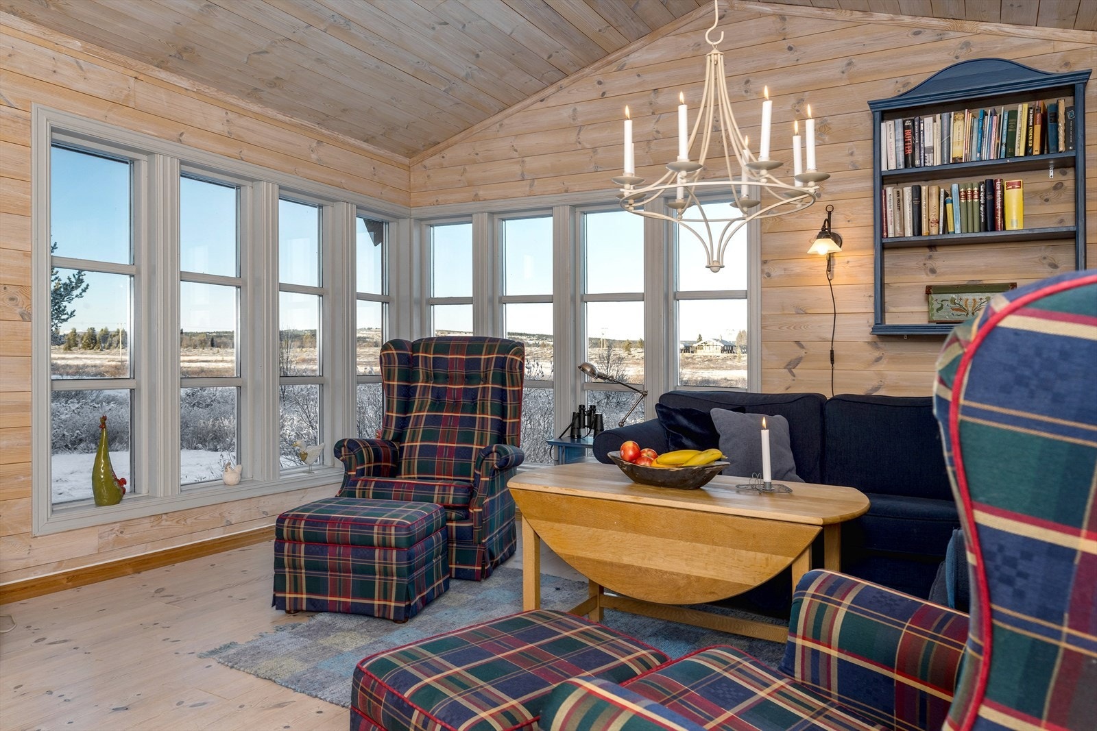 Store vindusflater som slipper inn en fin utsikt. Galleribilde