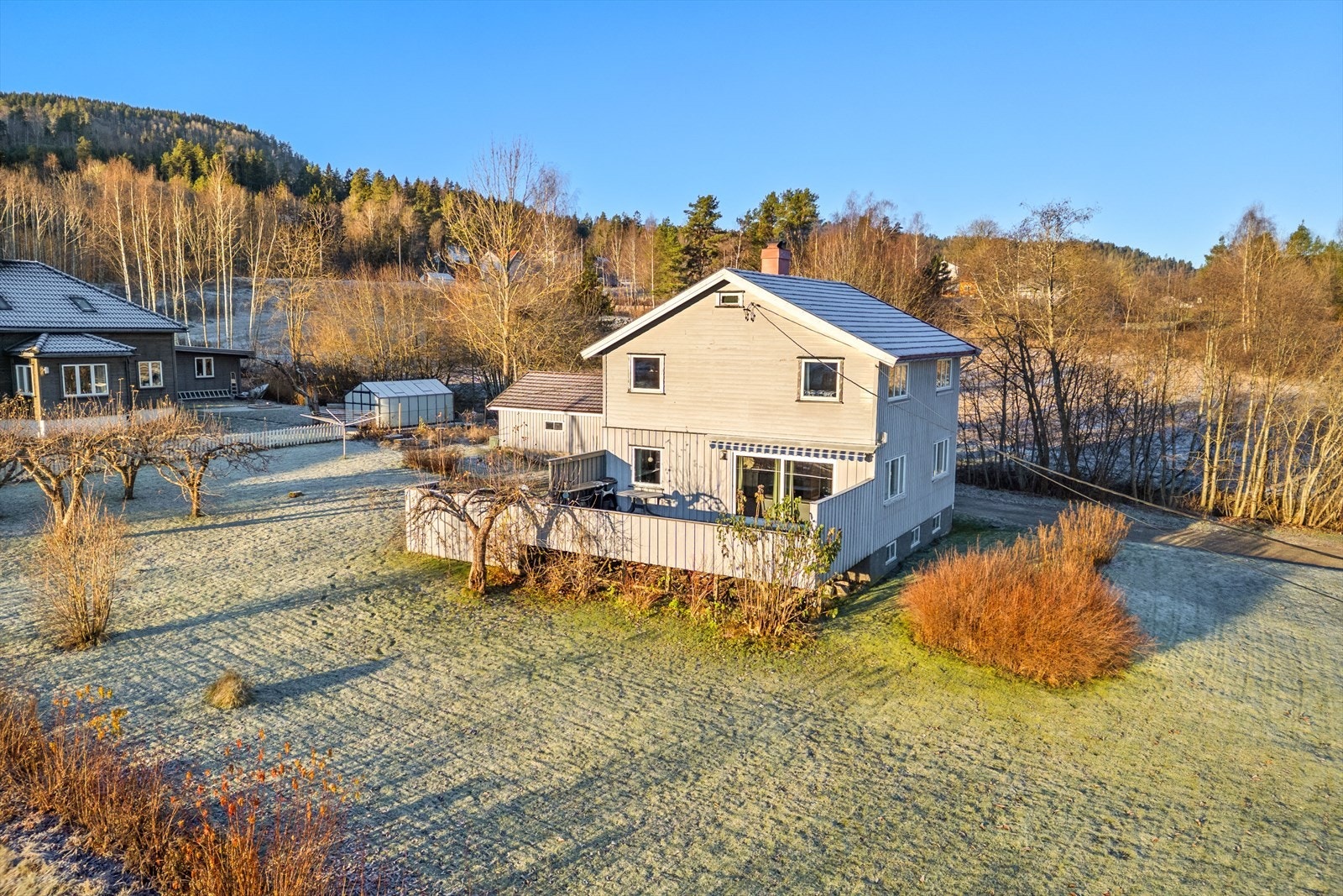 Området er solrikt og byr på en fin utsikt kombinert med nærhet til naturen og gode turmuligheter i marka. Galleribilde