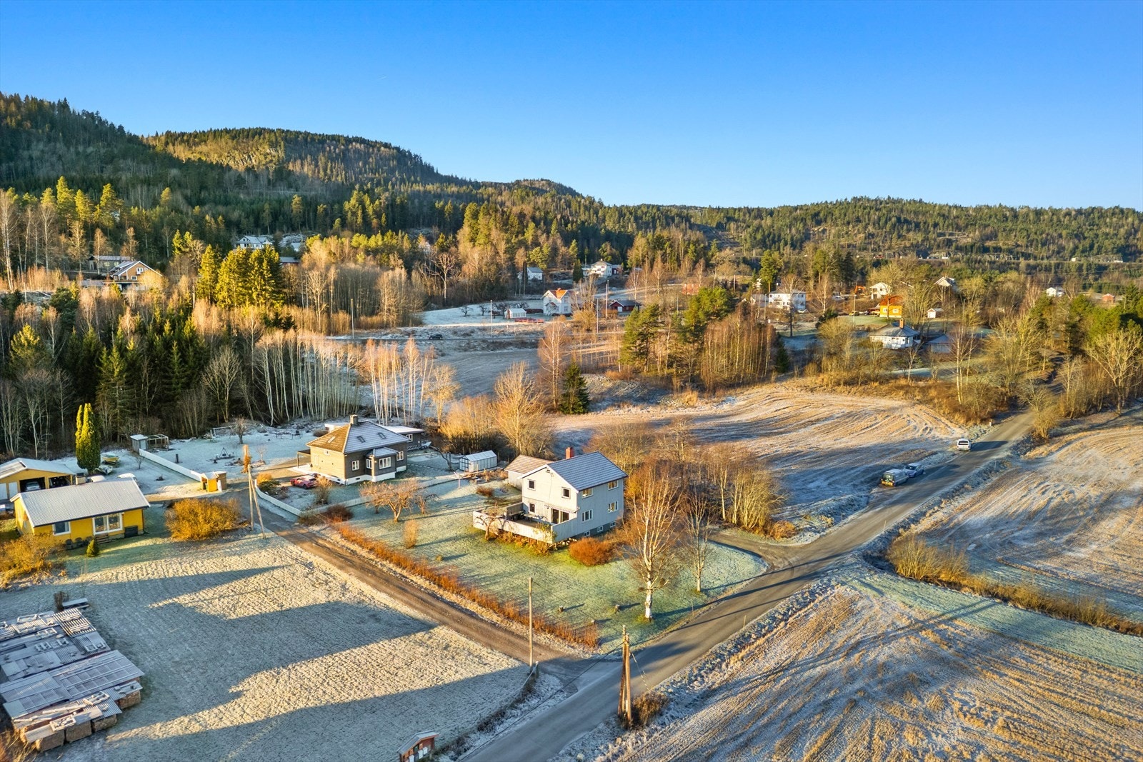 Området er solrikt og byr på en fin utsikt kombinert med nærhet til naturen og gode turmuligheter i marka. Galleribilde