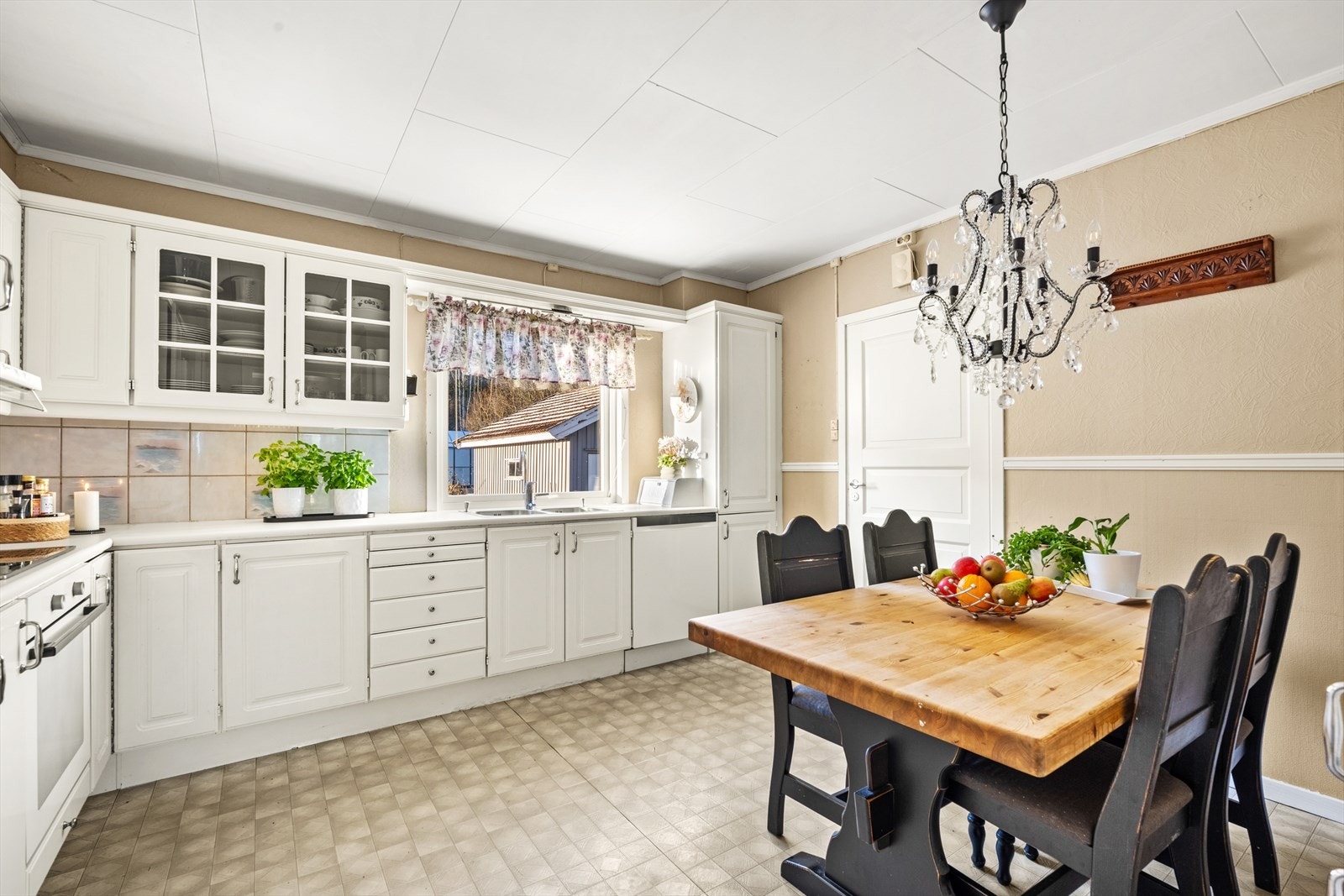 Kjøkken med spiseplass. Galleribilde