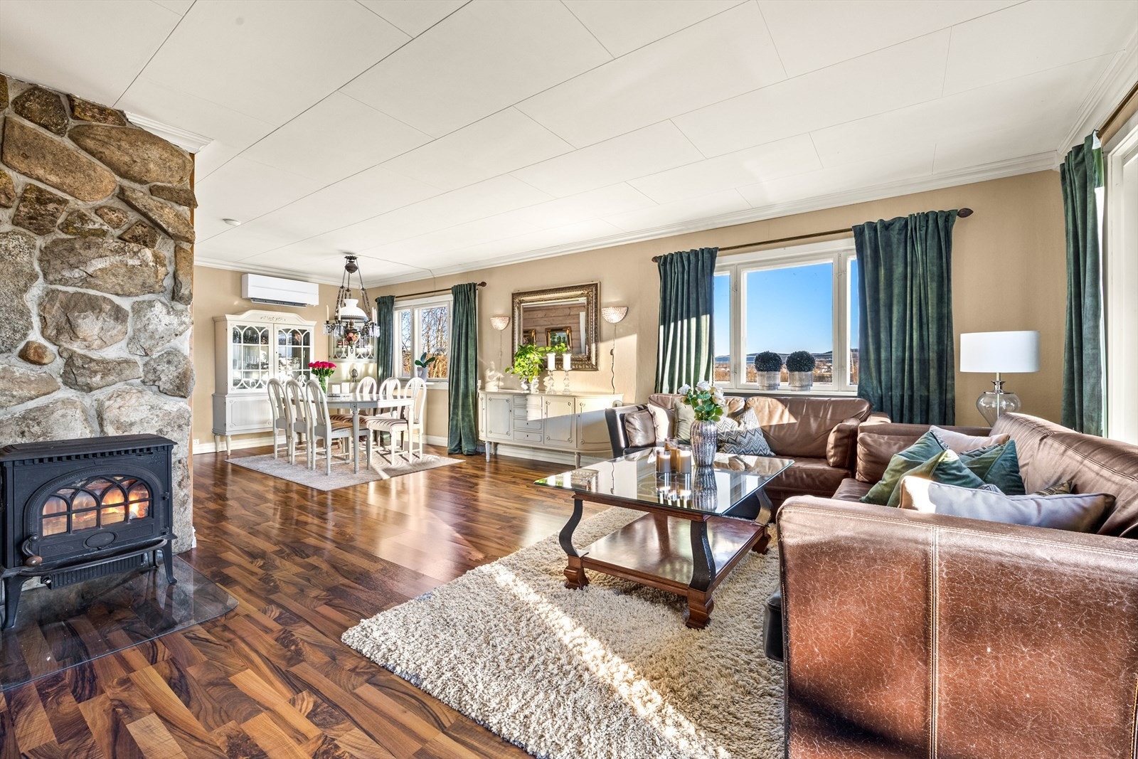 I tillegg til peisovn, er det luft til luft varmepumpe i stuen. Galleribilde