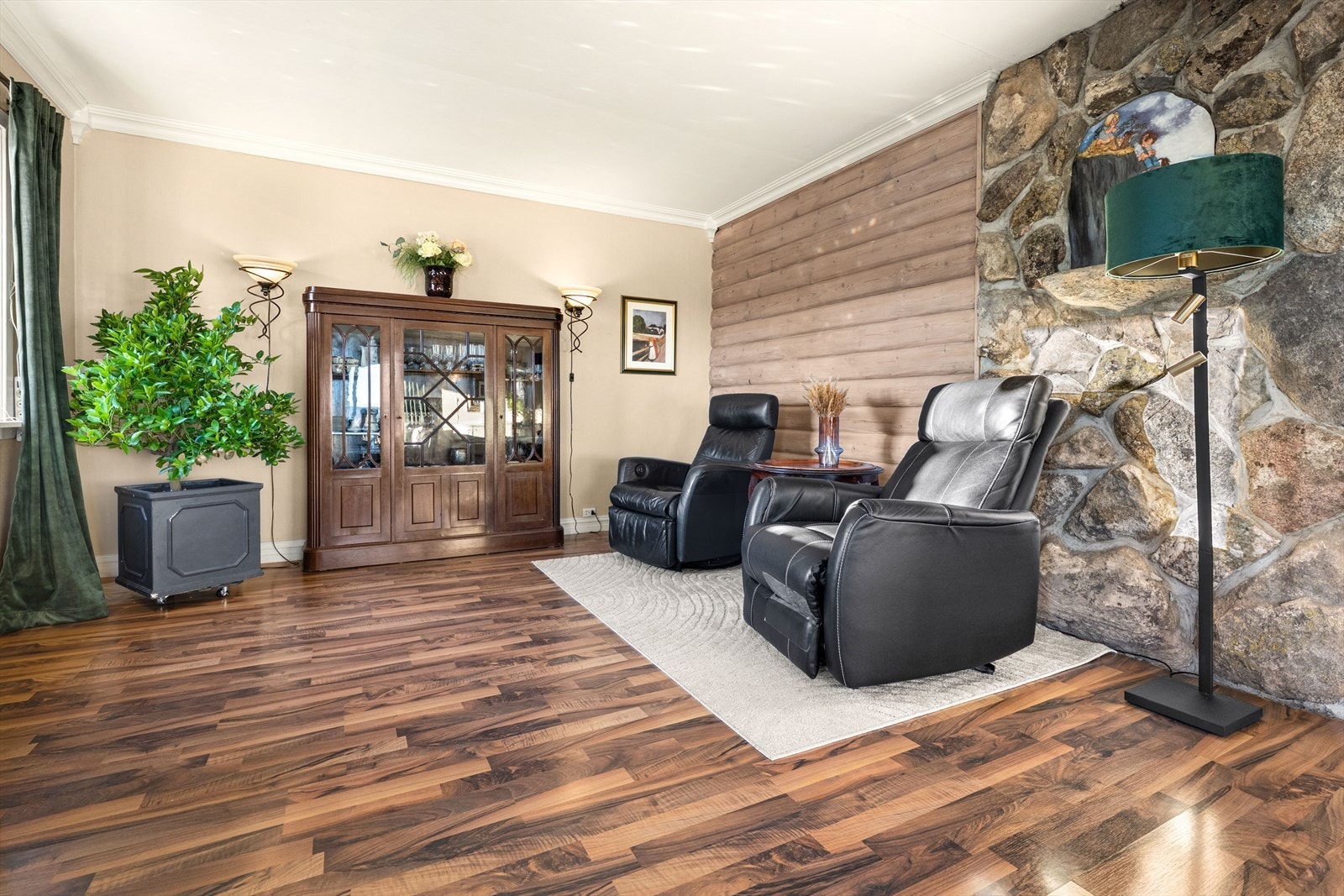 Boligen er innholdsrik med en god planløsning, men det må påregnes oppgradering for å tilfredsstille dagens standard og krav. Galleribilde