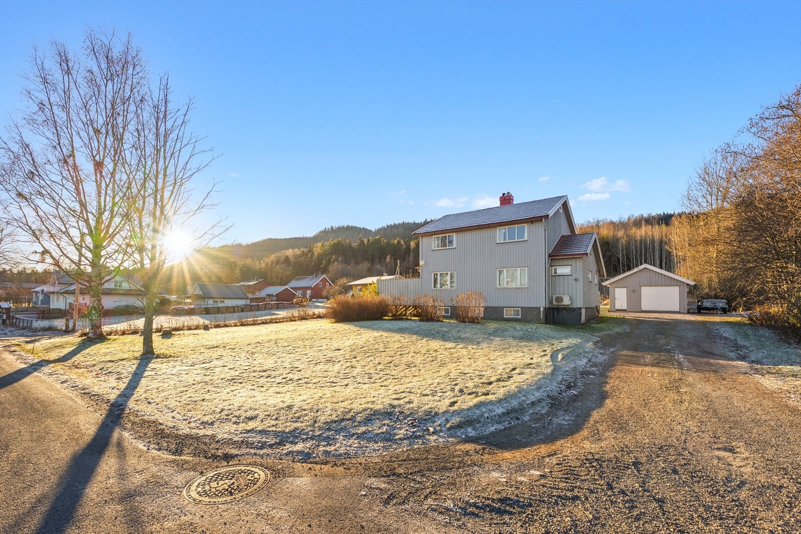 Stokkeveien 10 har en idyllisk og landlig beliggenhet ved foten av Hanekleiva, like sør for Sande sentrum. Galleribilde