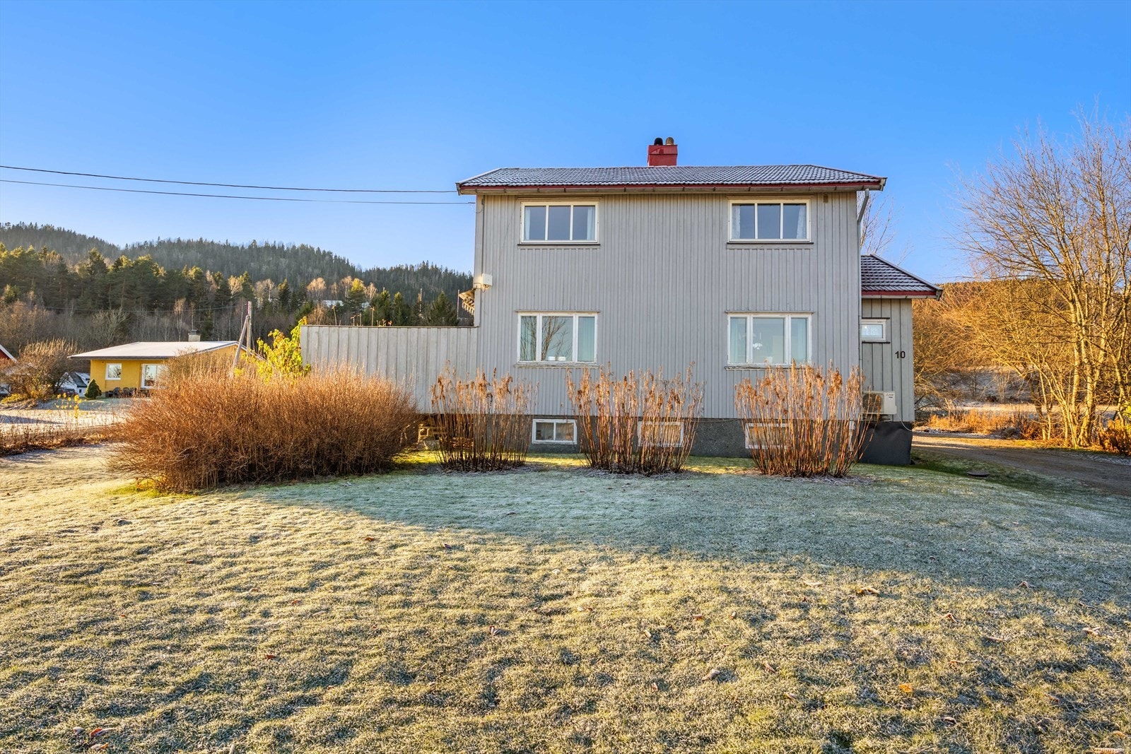 Eiendommen ligger i en rolig og barnevennlig blindvei uten gjennomgangstrafikk, og har en stor, barnevennlig tomt som gir godt med uteplass. Galleribilde