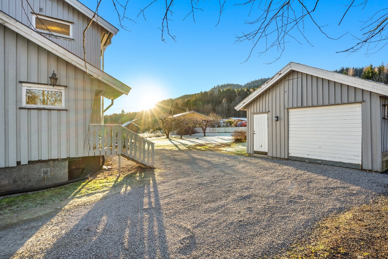 Parkering i egen garasje og gårdsplass. Galleribilde