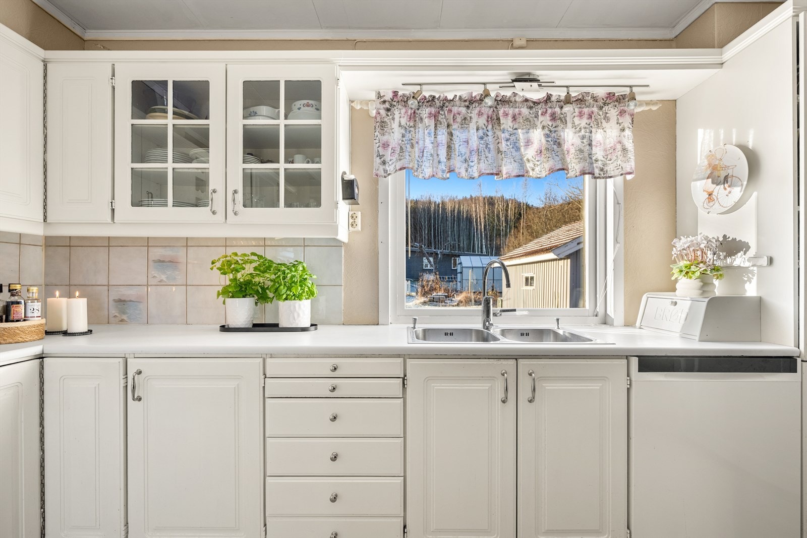 Hvitevarer med kjøl-/fryseskap, oppvaskmaskin, komfyr, induksjonstopp og mikrobølgeovn. Galleribilde