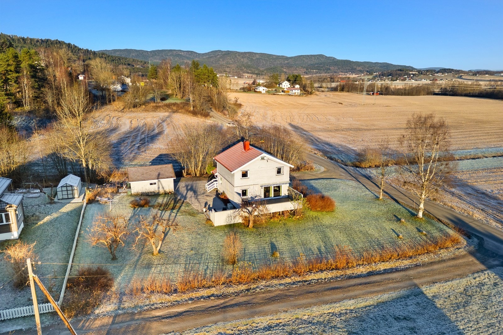 Stor tomt opparbeidet med plen og noe beplantet. Galleribilde