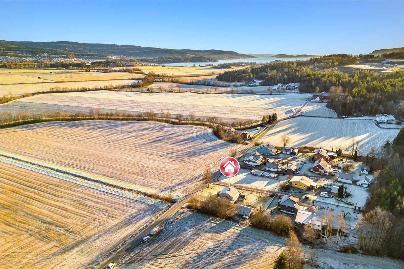 Dette er en eiendom som kombinerer rolige og naturnære omgivelser med lett tilgang til alt du måtte trenge i hverdagen. Galleribilde