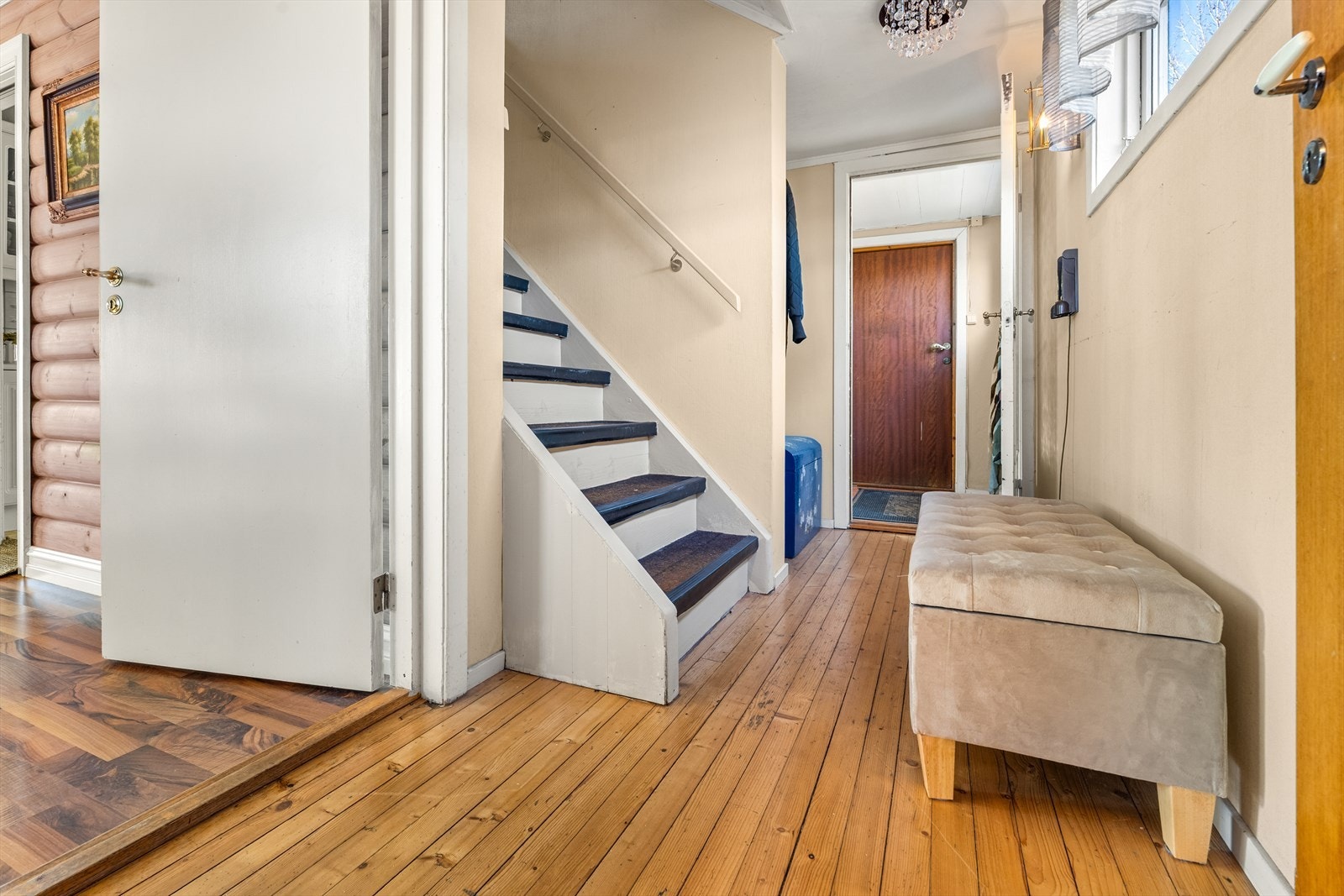 Trapp opp til 2. etasje fra gangen. Galleribilde