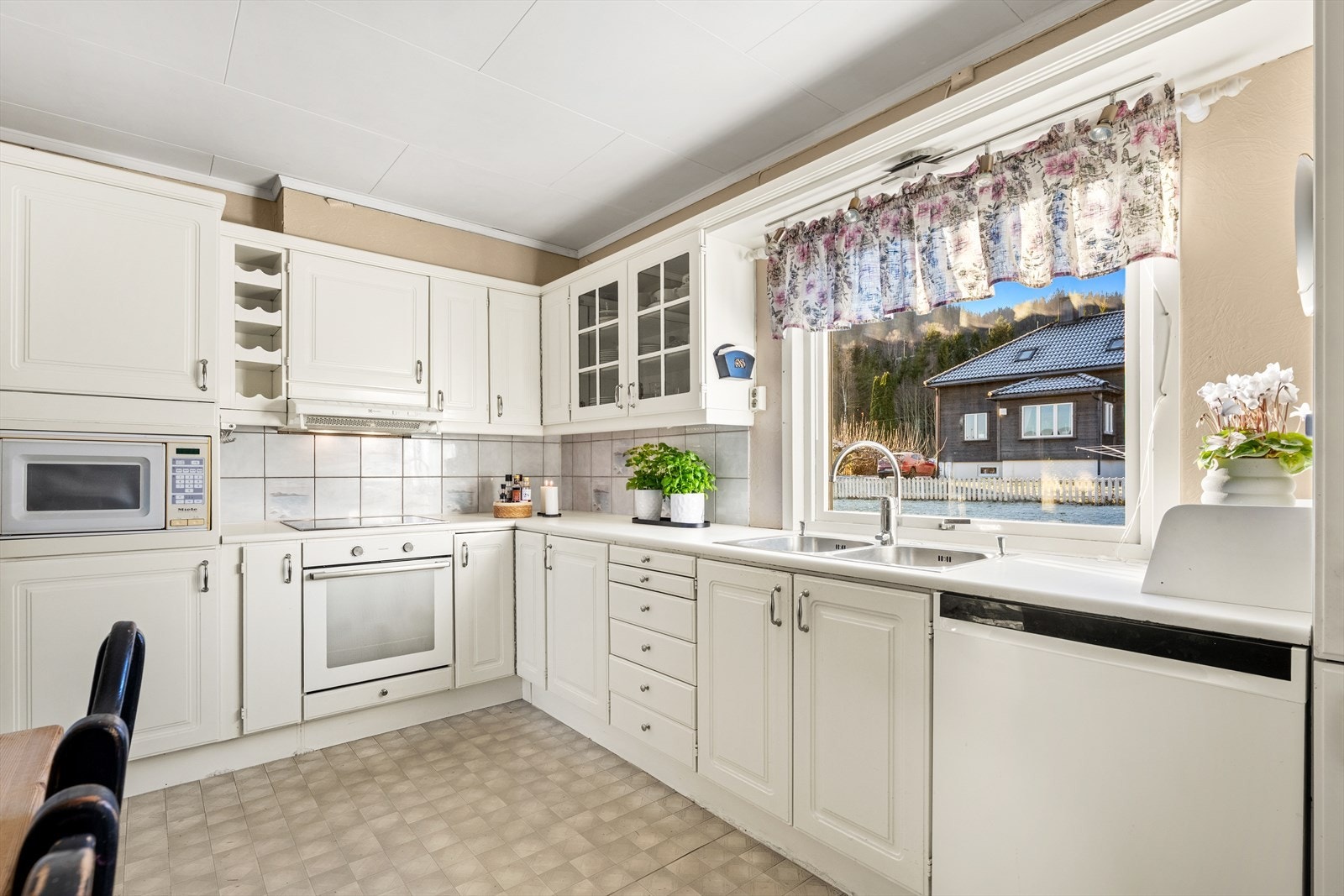 Kjøkkenet har en innredning fra 1986 med profilerte fronter og en benkeplate av laminat. Galleribilde