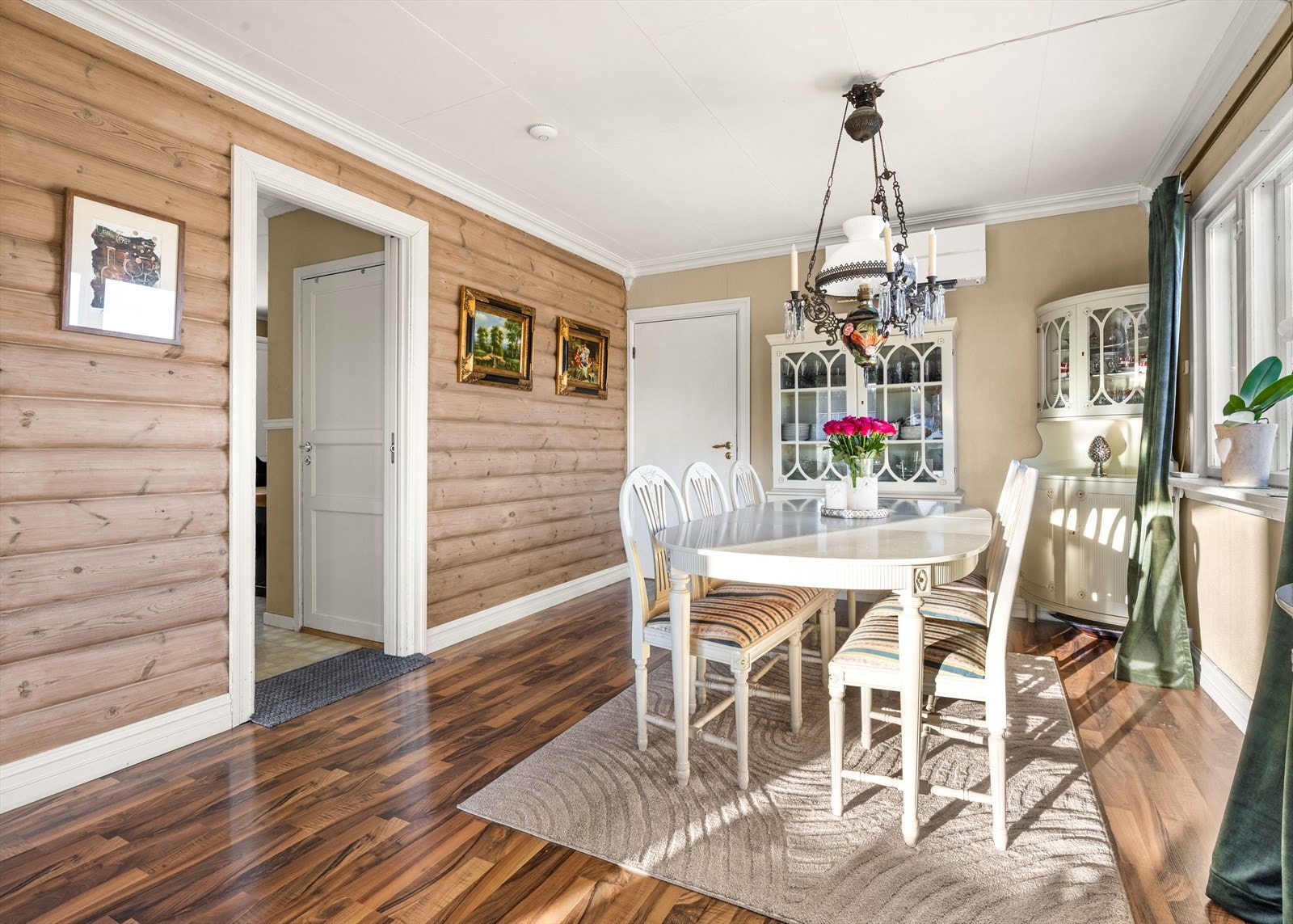 Spisestuen ligger i praktisk tilknytning til kjøkkenet. Galleribilde