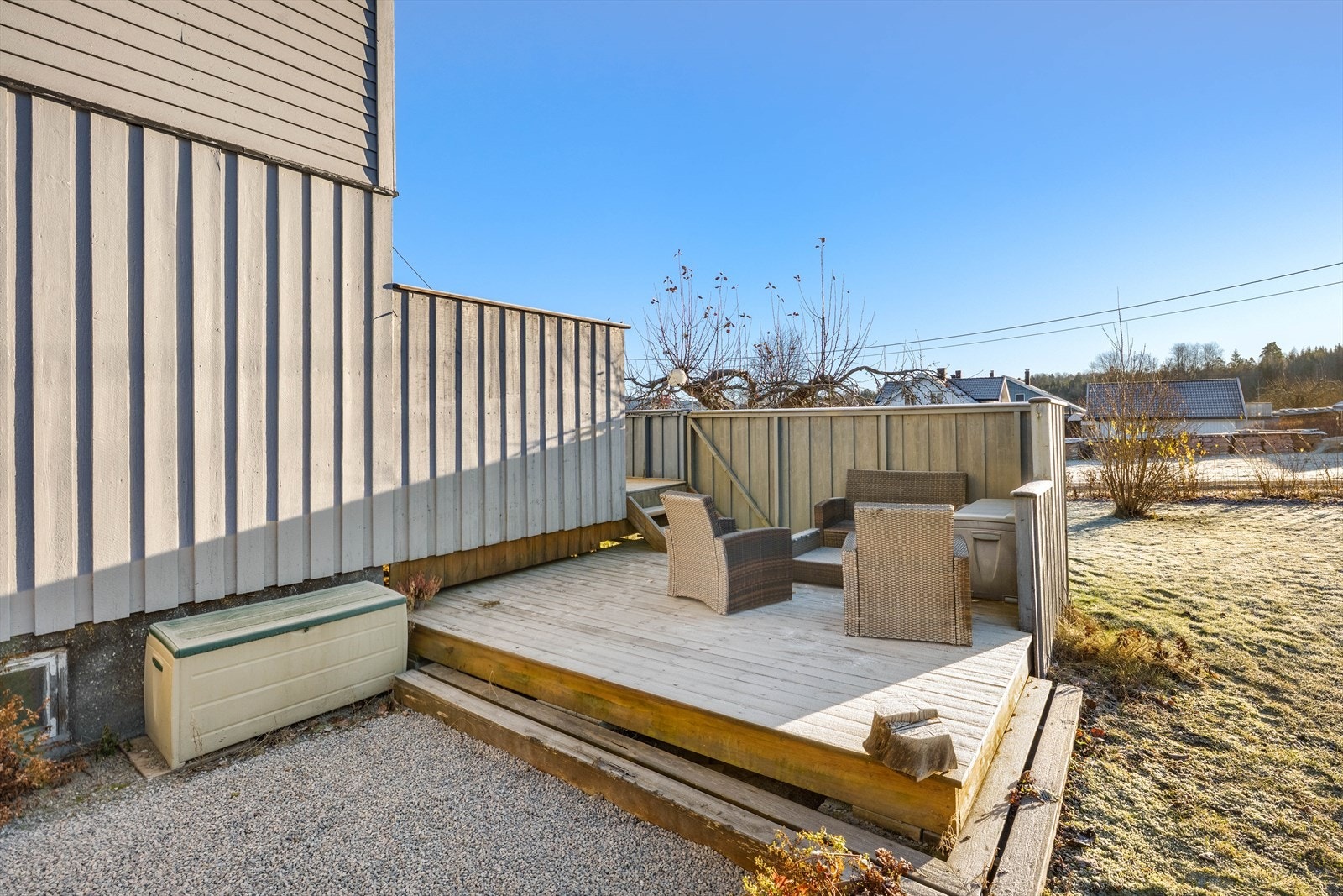 Fra verandaen og terrassen er det videre adkomst til den store hagen. Galleribilde