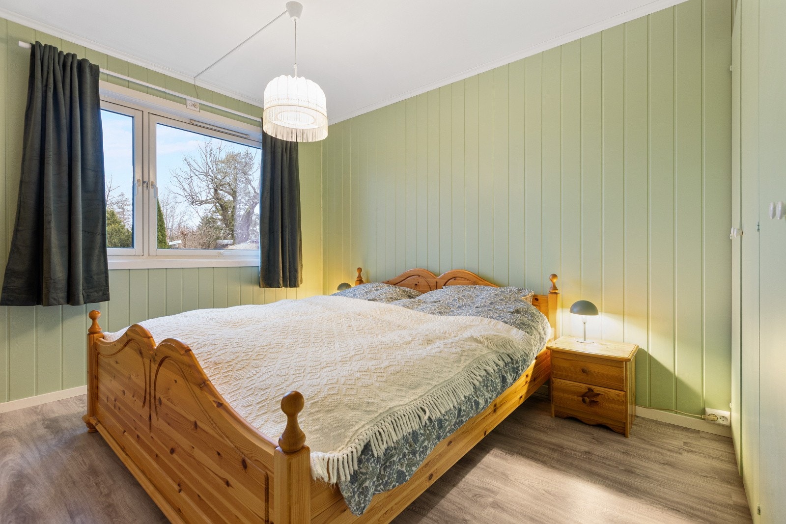 Hovedsoverommet har god plass til dobbeltseng med tilhørende nattbord. Galleribilde