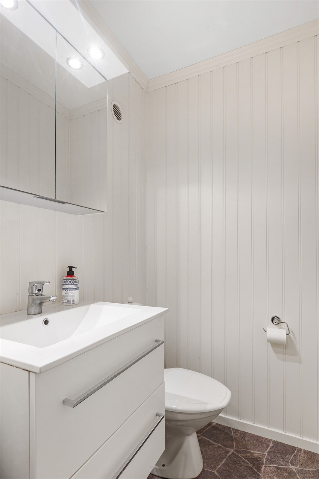 Fra entreen er det adkomst til et praktisk toalettrom. Galleribilde