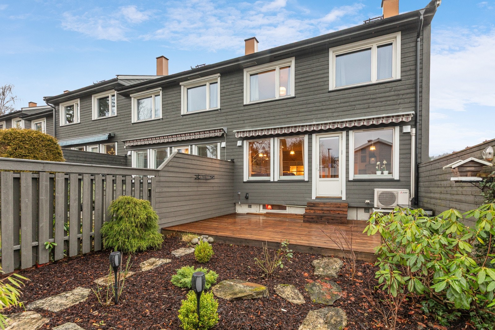 Velkommen til Rugstien 22 - Et romslig enderekkehus over 3 plan med god planløsning og barnevennlig beliggenhet! Galleribilde