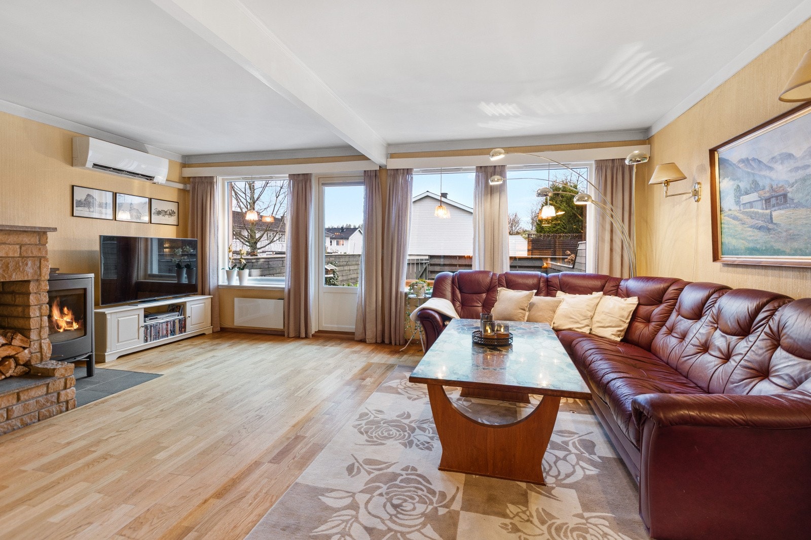 Det ildsted og varmepumpe i stuen som varmer godt på kalde dager. Galleribilde