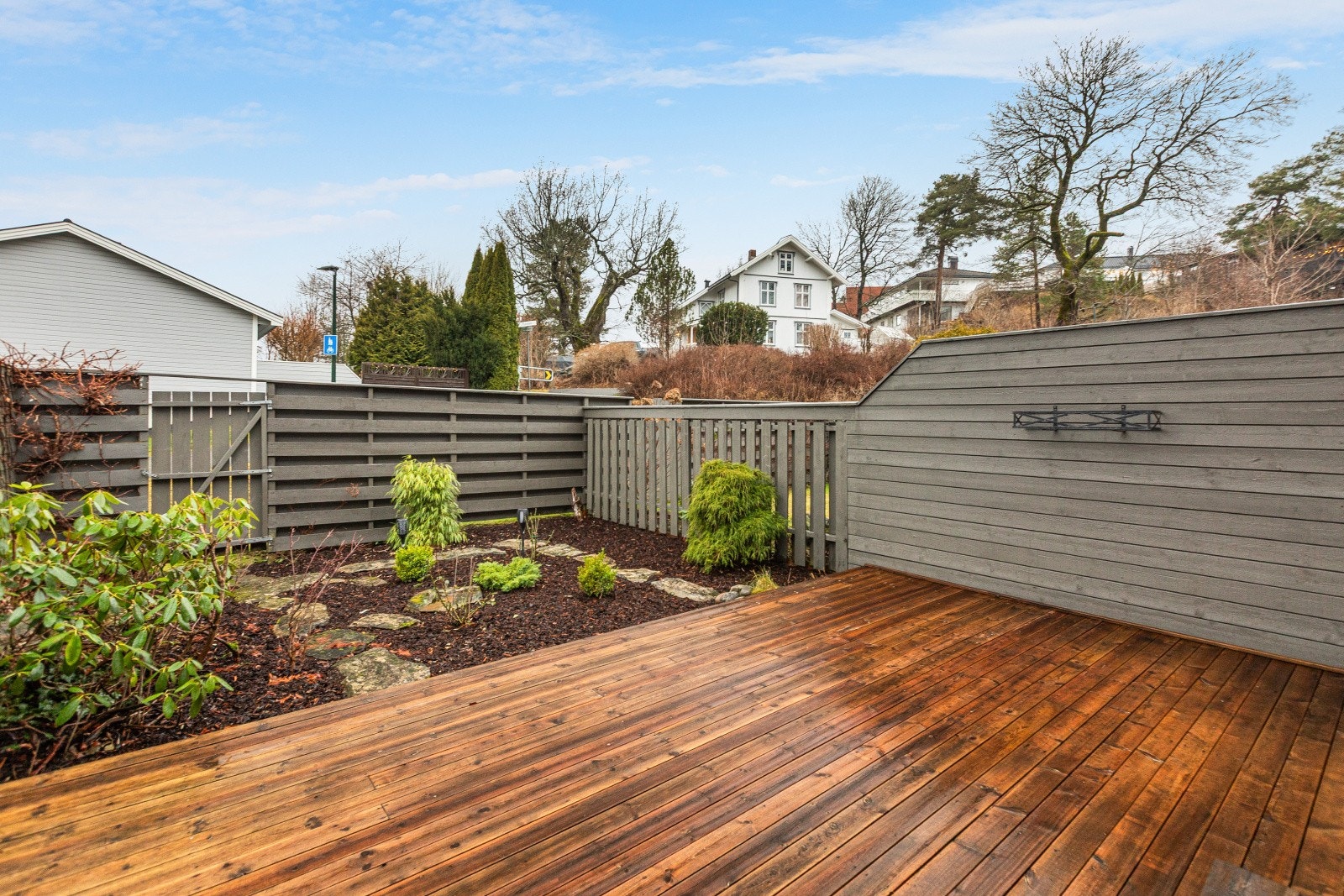 Fra stuen er det utgang til terrasse & uteområde. Her er det plass til sittegrupper og grill. Galleribilde