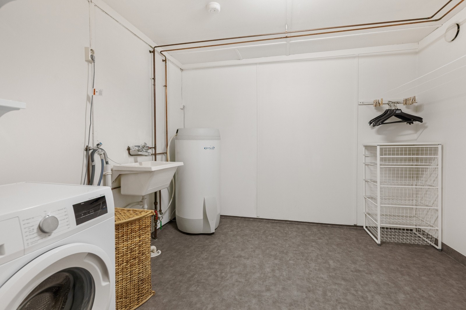 Lyst og stort vaskerommet i kjeller. Galleribilde