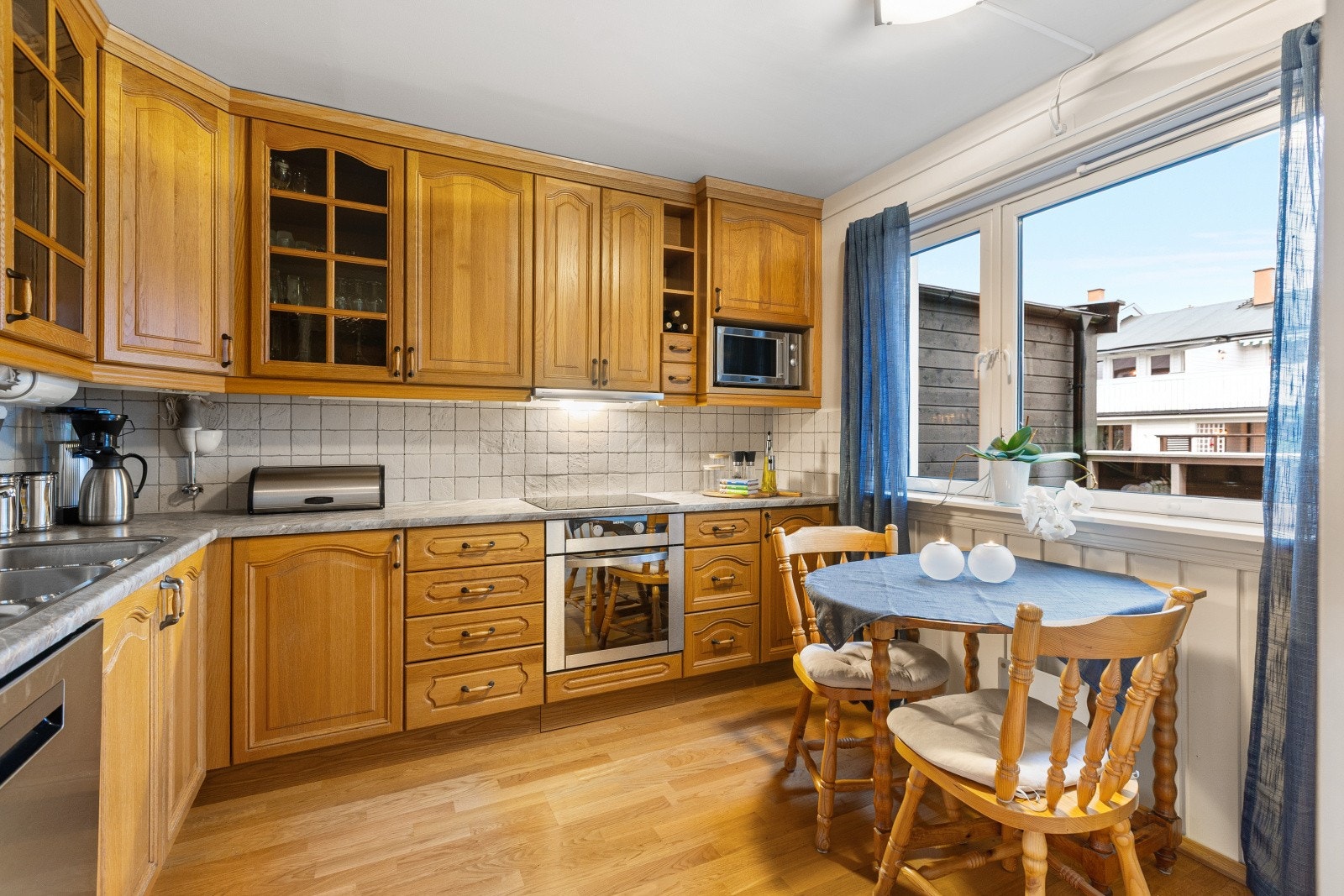 Kjøkkeninnredningen er fra 2012 og har profilerte fronter og benkeplate av laminat. Galleribilde