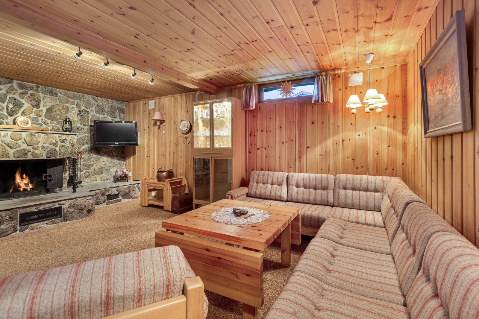 Det er 2 små vinduer høyt oppe på veggen. Det gjøres oppmerksom på manglende lysforhold og rømningsvei fra etasjen. Galleribilde