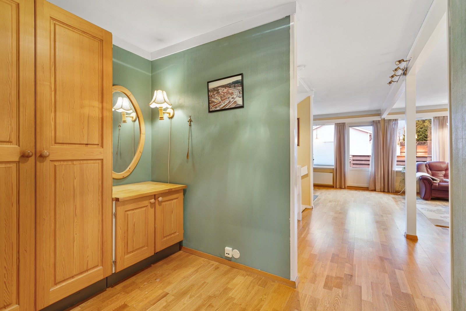 Fra gangen er det adkomst til både stue og kjøkken. Galleribilde