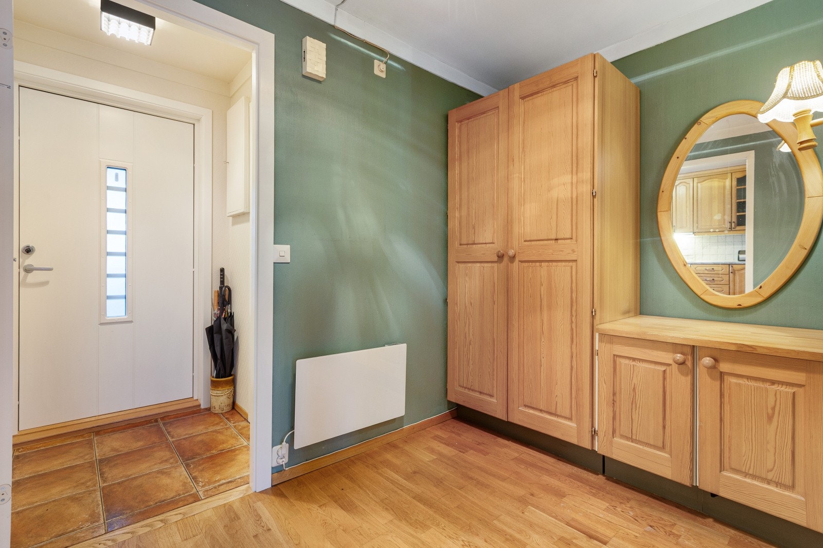 Velkommen inn! Her er det god plass til å henge fra seg yttertøy og sko i garderobeløsning. Galleribilde