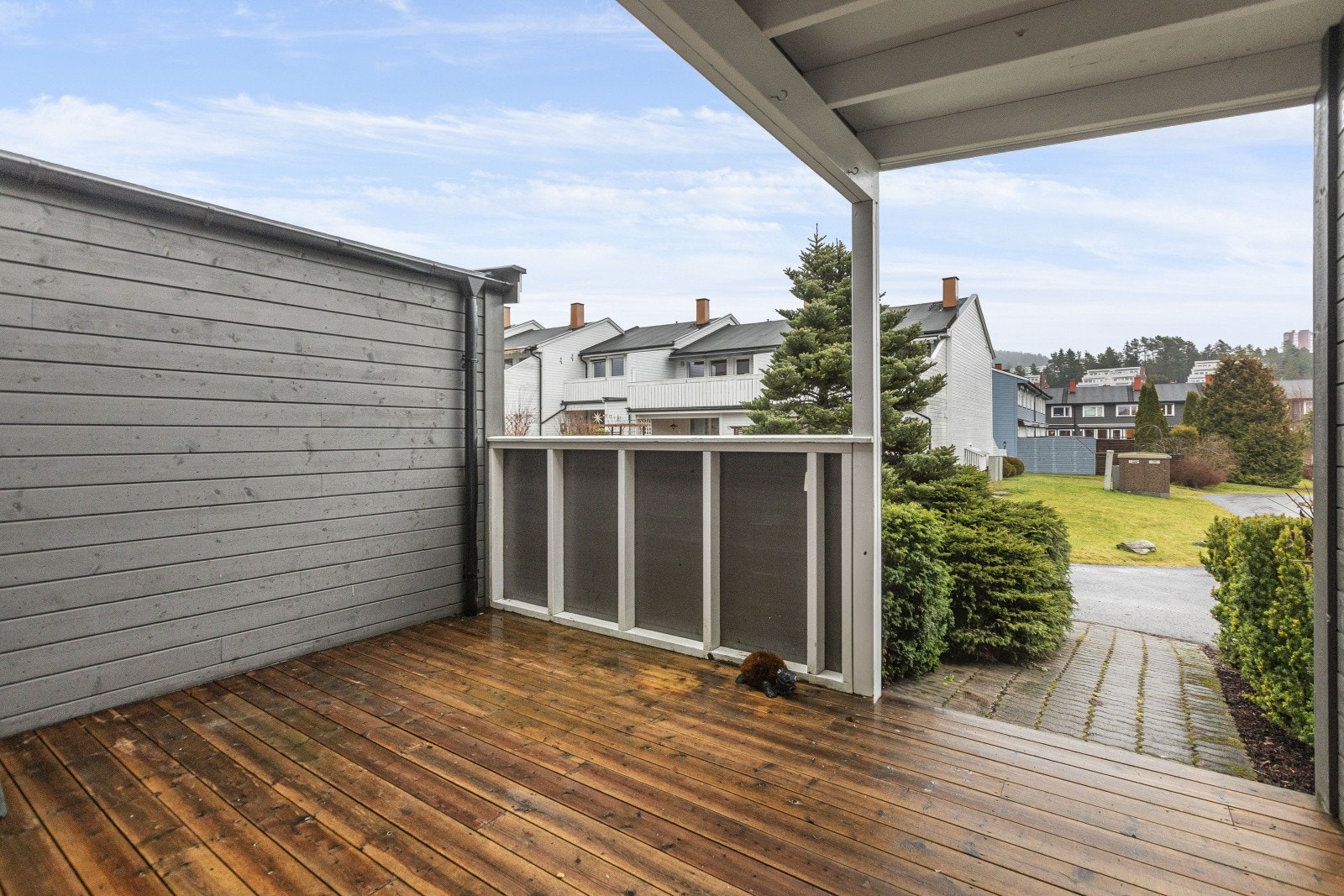 Inngangspartiet er overbygget og det er tilknytning til praktisk utebod. Galleribilde