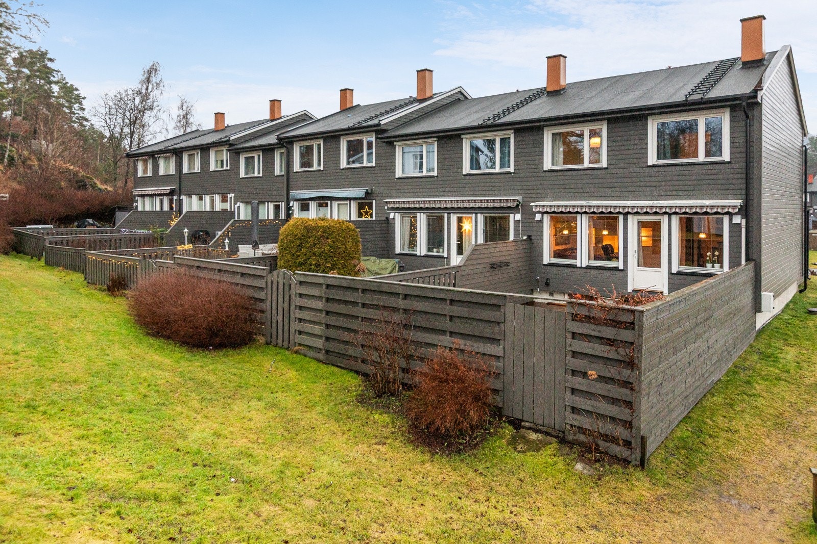 Boligen har uteplasser på begge sider av boligen og kan by på fine solforhold. Galleribilde