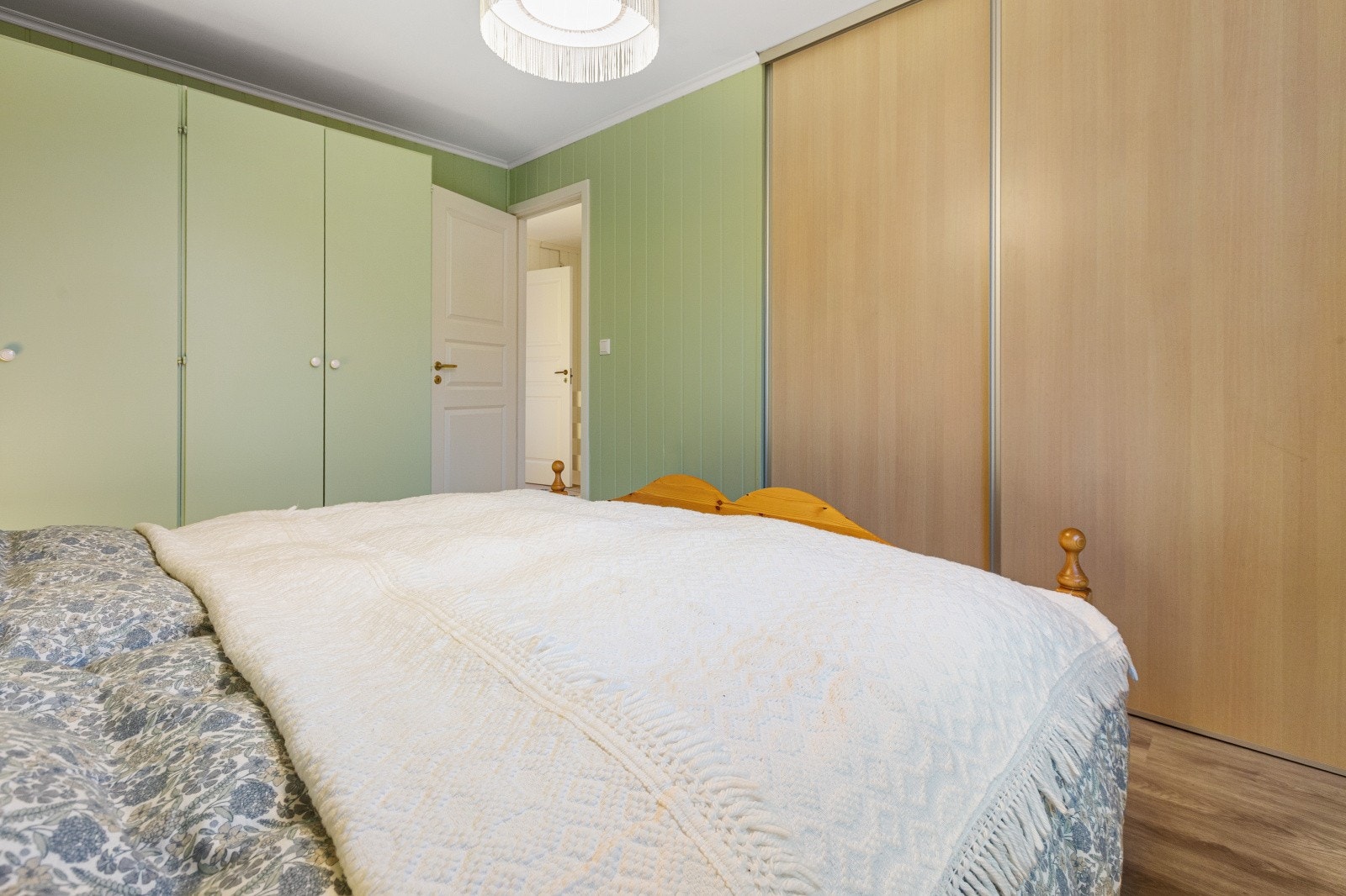 Langs to vegger er det romslige garderober. Galleribilde