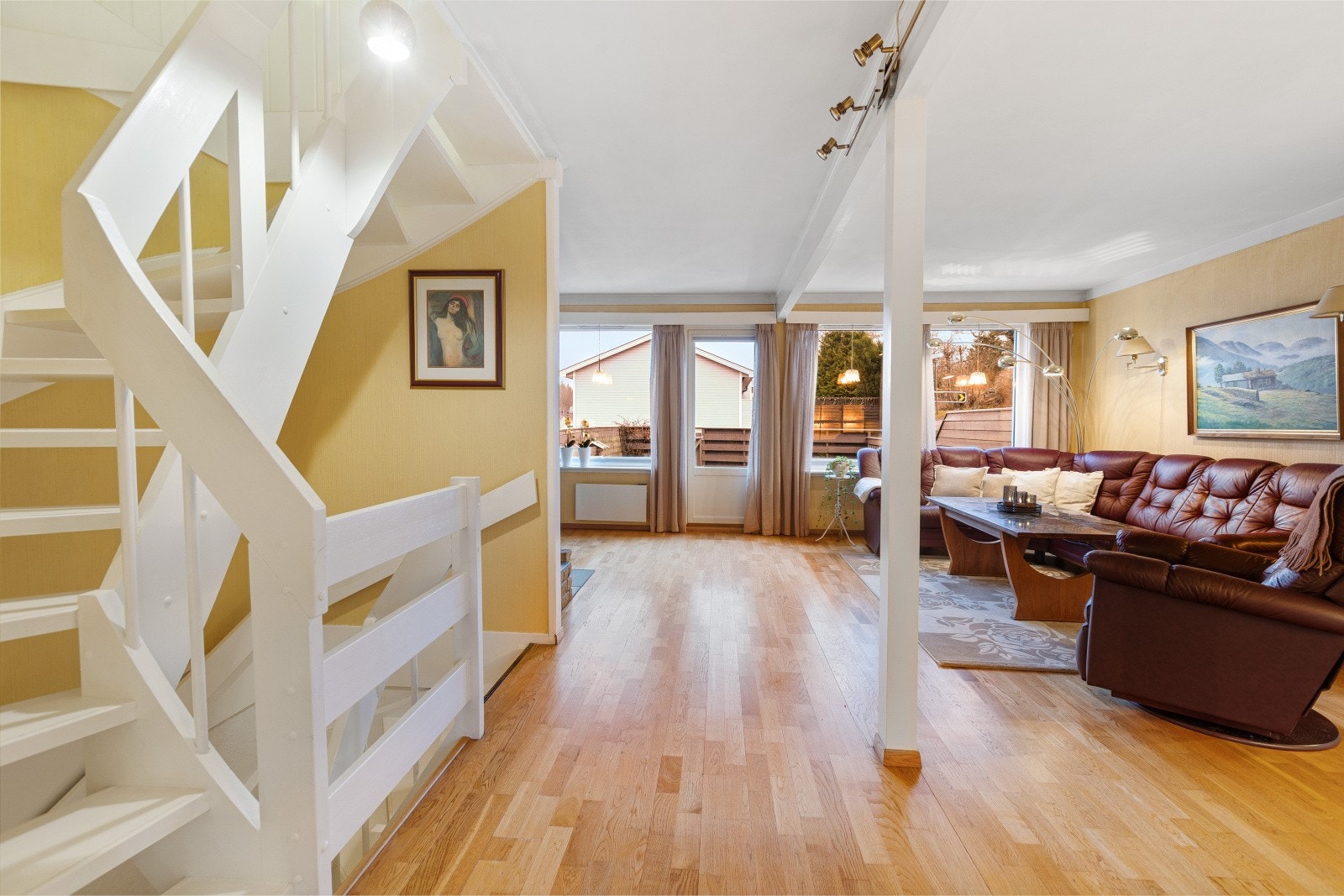 Stuen oppleves som lys og luftig. Galleribilde