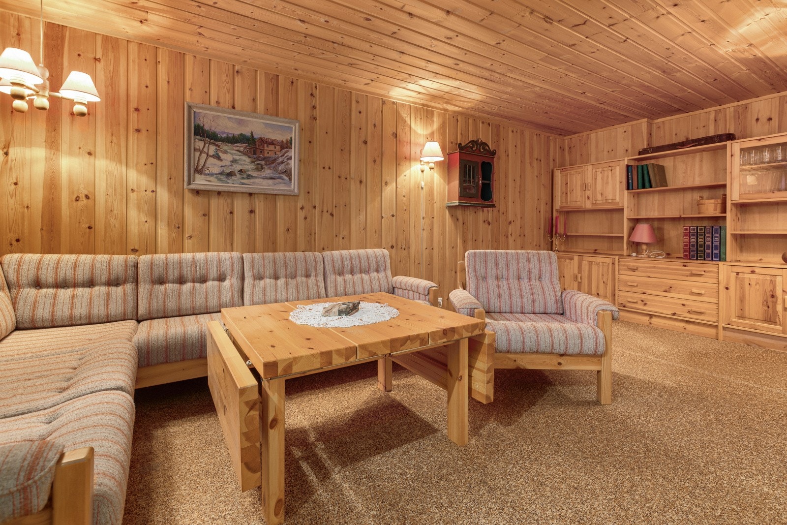 Kjelleren har et stort hobbyrom som i dag fungerer som kjellerstue - ideelt for familier som ønsker seg et ekstra oppholdsareal. Det er en åpen peis i kjellerstuen. Galleribilde