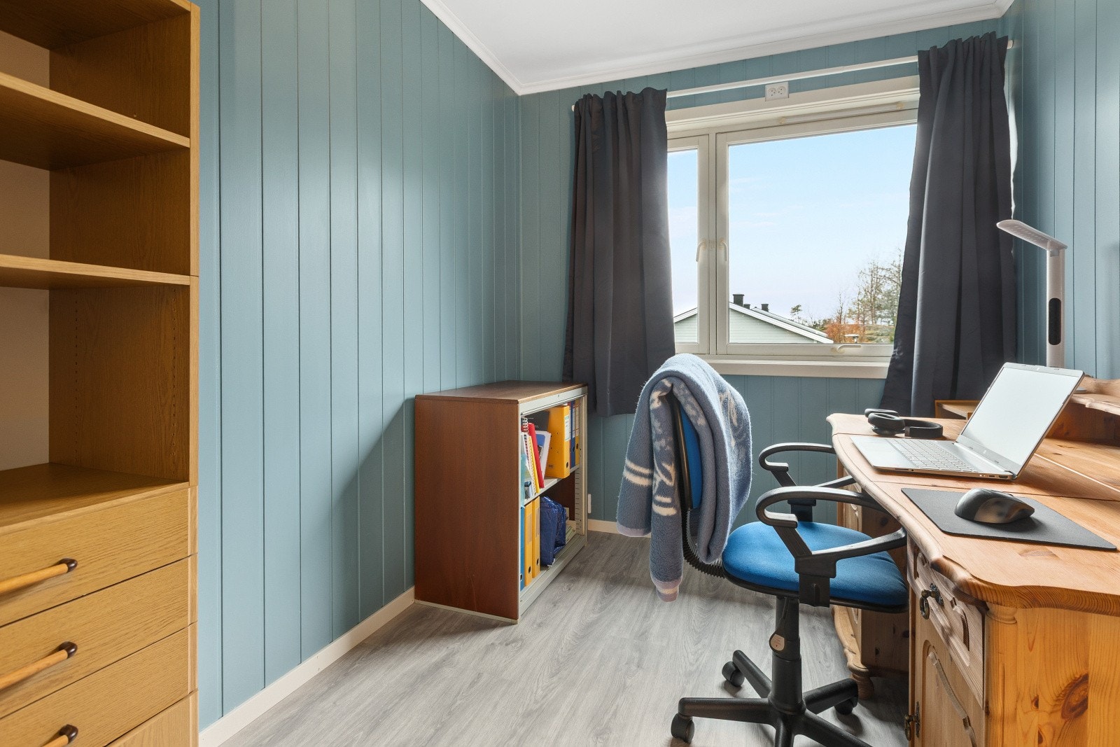 Soverom med medfølgende skyvedørsgarderobe. Galleribilde