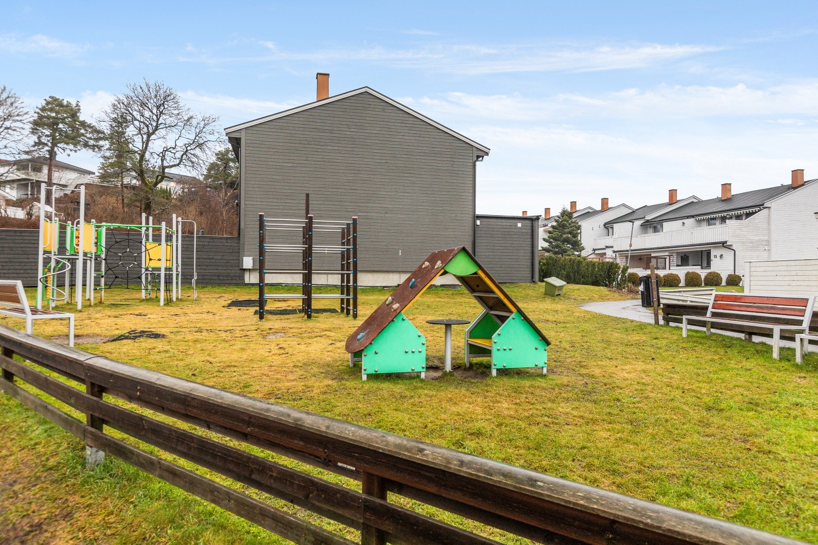 Rett utenfor boligen ligger det en fin lekeplass, perfekt for de minste i familien. Galleribilde