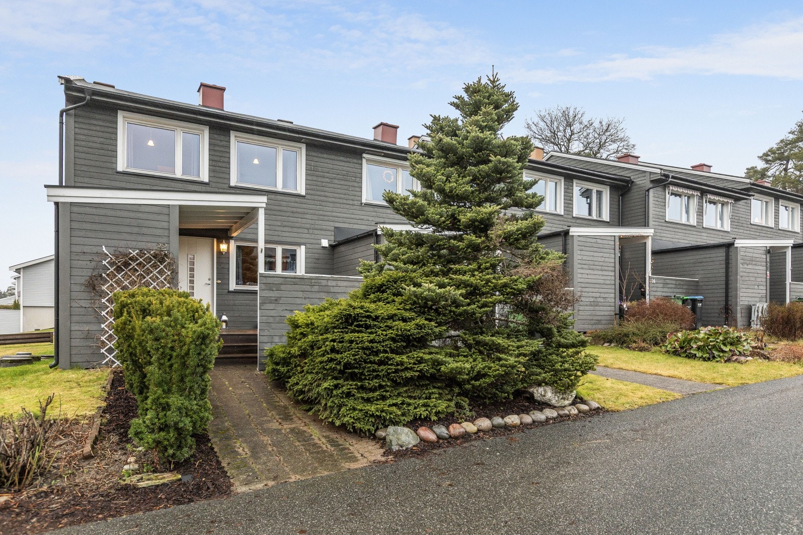 Området oppleves som rolig, veletablert og barnevennlig med begrenset biltrafikk. Galleribilde