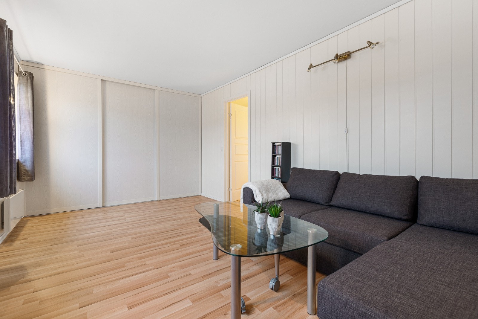 Det medfølger stor skyvedørsgarderobe med gode lagringsmuligheter. Galleribilde