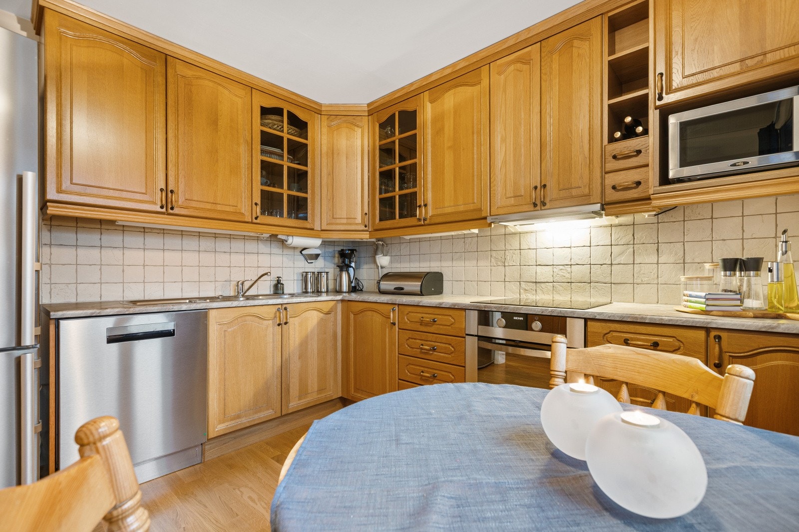 Kjøkkenet ligger praktisk plassert, adskilt fra øvrige oppholdsrom. Galleribilde