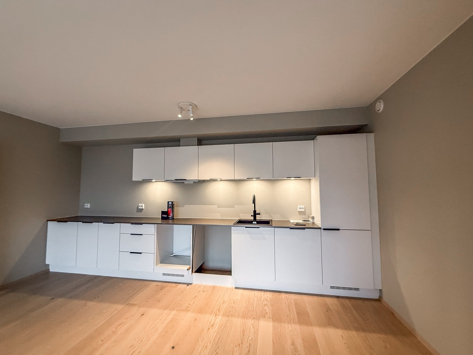 Lyst pent kjøkken med mye plass til oppbevaring. Hvitevarer vil bli satt inn Galleribilde