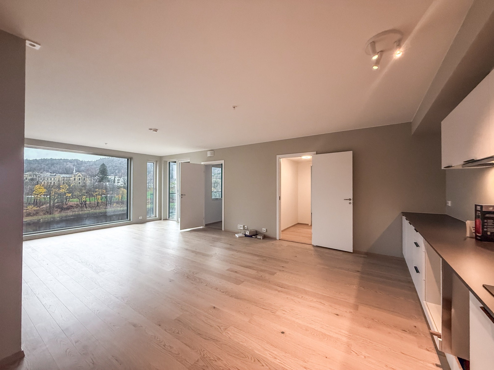 Her ser du kjøkkenet mot stua Galleribilde