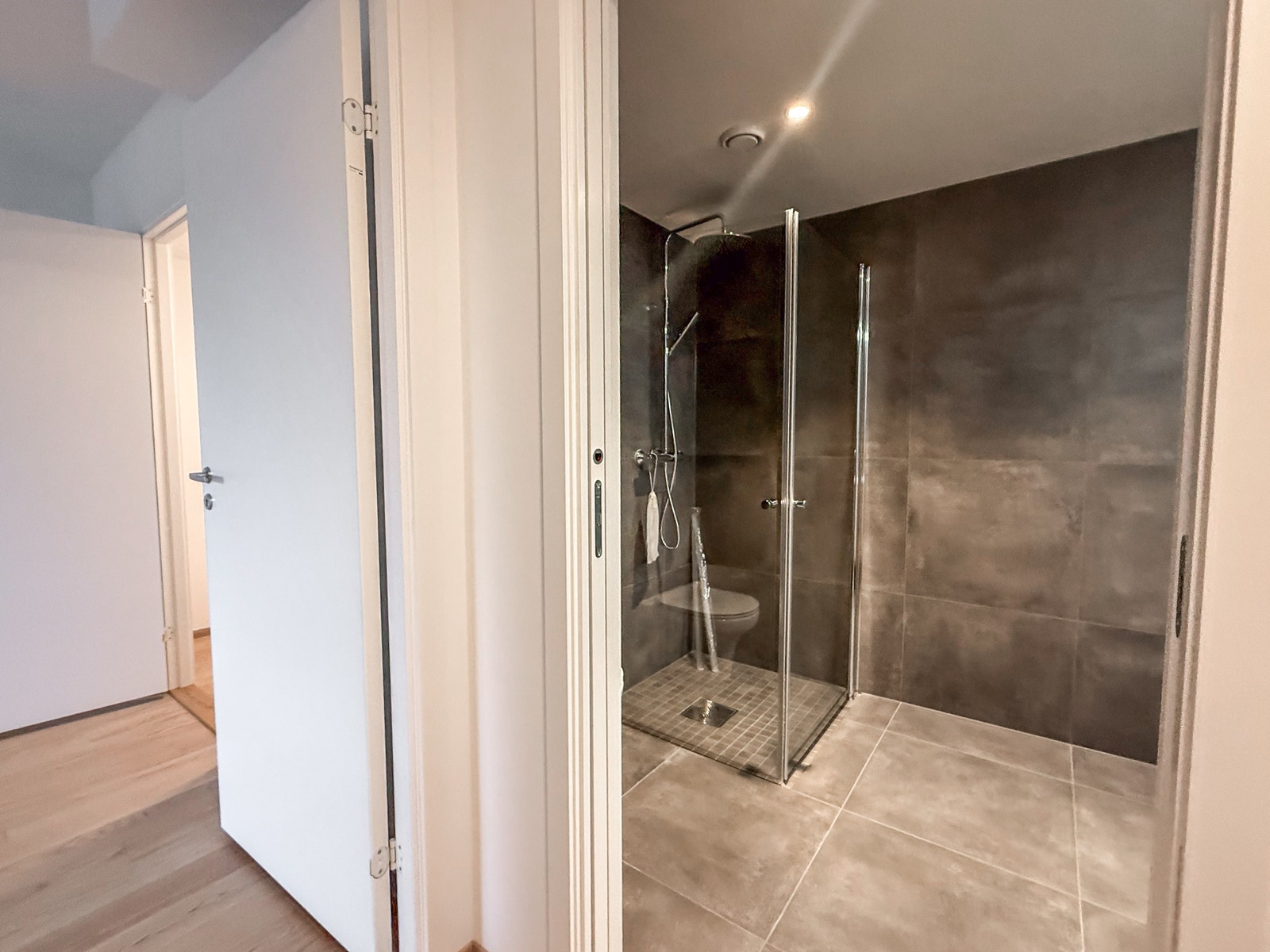 Fra mellomgang inn til baderom Galleribilde