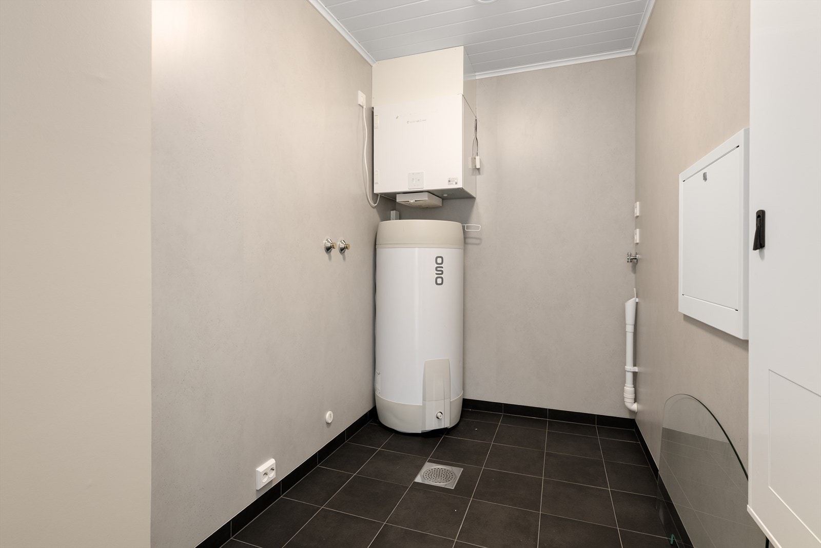 I tillegg har boligen et kjekt vaskerom/ teknisk rom med flis på gulv med varmekabler. Her er det opplegg for vaskemaskin og plass til oppbevaring. Galleribilde