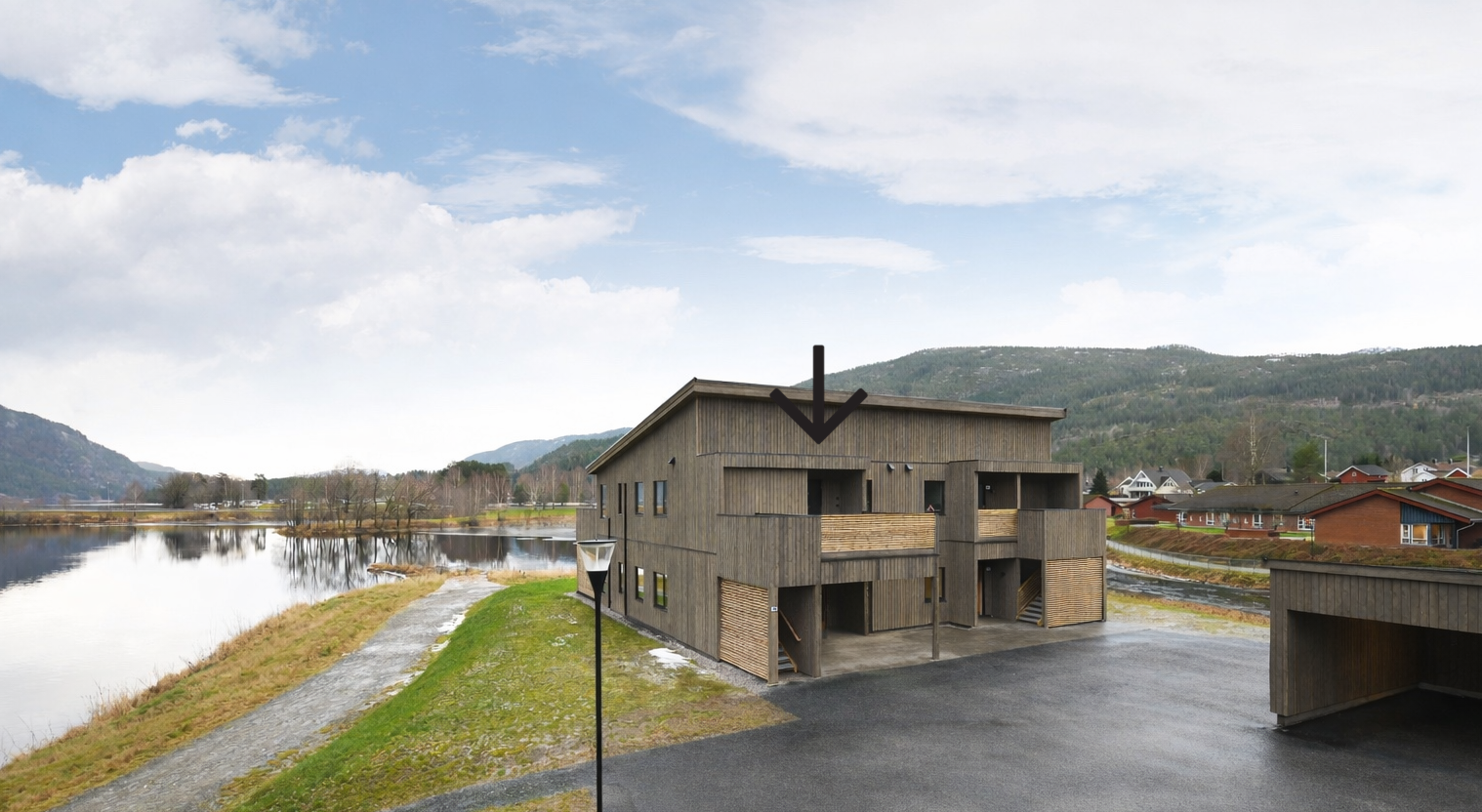 Boligen ligger i ytterste rekke mot vannkanten og har en særlig fin beliggenhet! Galleribilde