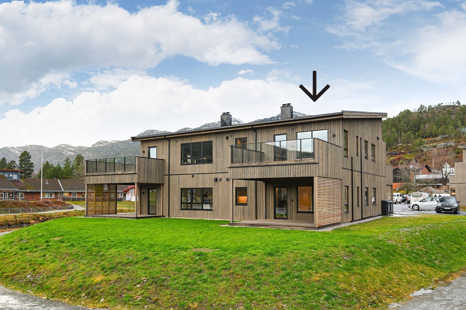 Boligen har en unik og meget attraktivt beliggenhet sentralt og solrikt på Lomodden ved Seljord sentrum. Her ligger boligen nydelig til i fremste rekke med fantastisk utsikt mot Seljordsvannet. Galleribilde