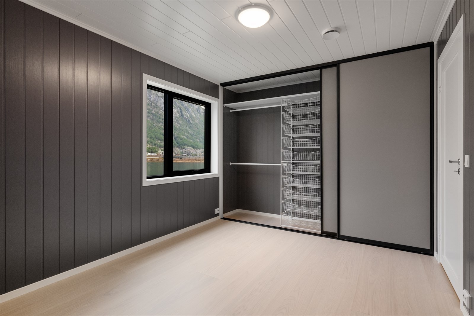 Dette soverommet har en romslig skyvedørsgarderobe på 3 meter oppgradert med hylle, kurvstativ og tre heng. Galleribilde