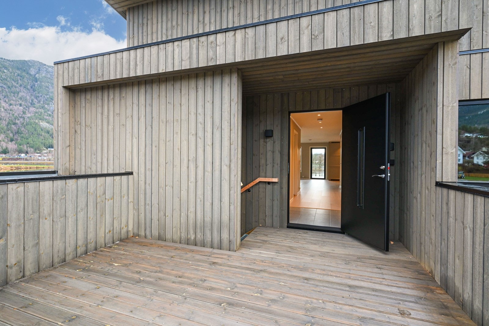 Romslig veranda ved inngangspartiet Galleribilde